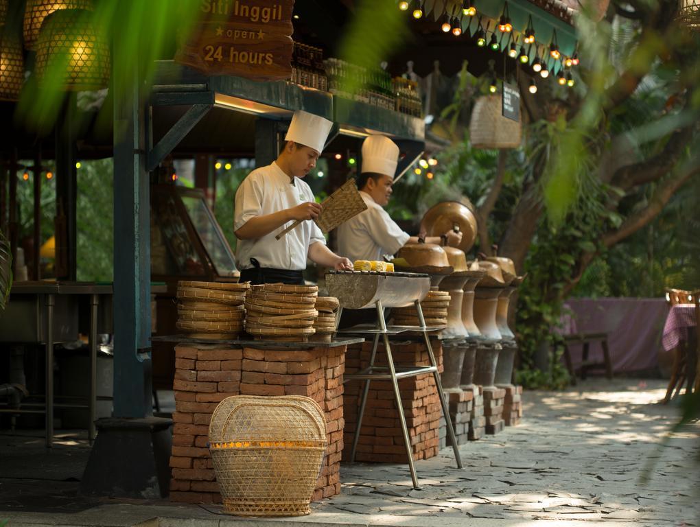 Bumi Surabaya City Resort Εξωτερικό φωτογραφία Cooking at the resort