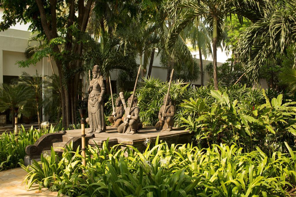 Bumi Surabaya City Resort Εξωτερικό φωτογραφία The sculpture of the four mothers