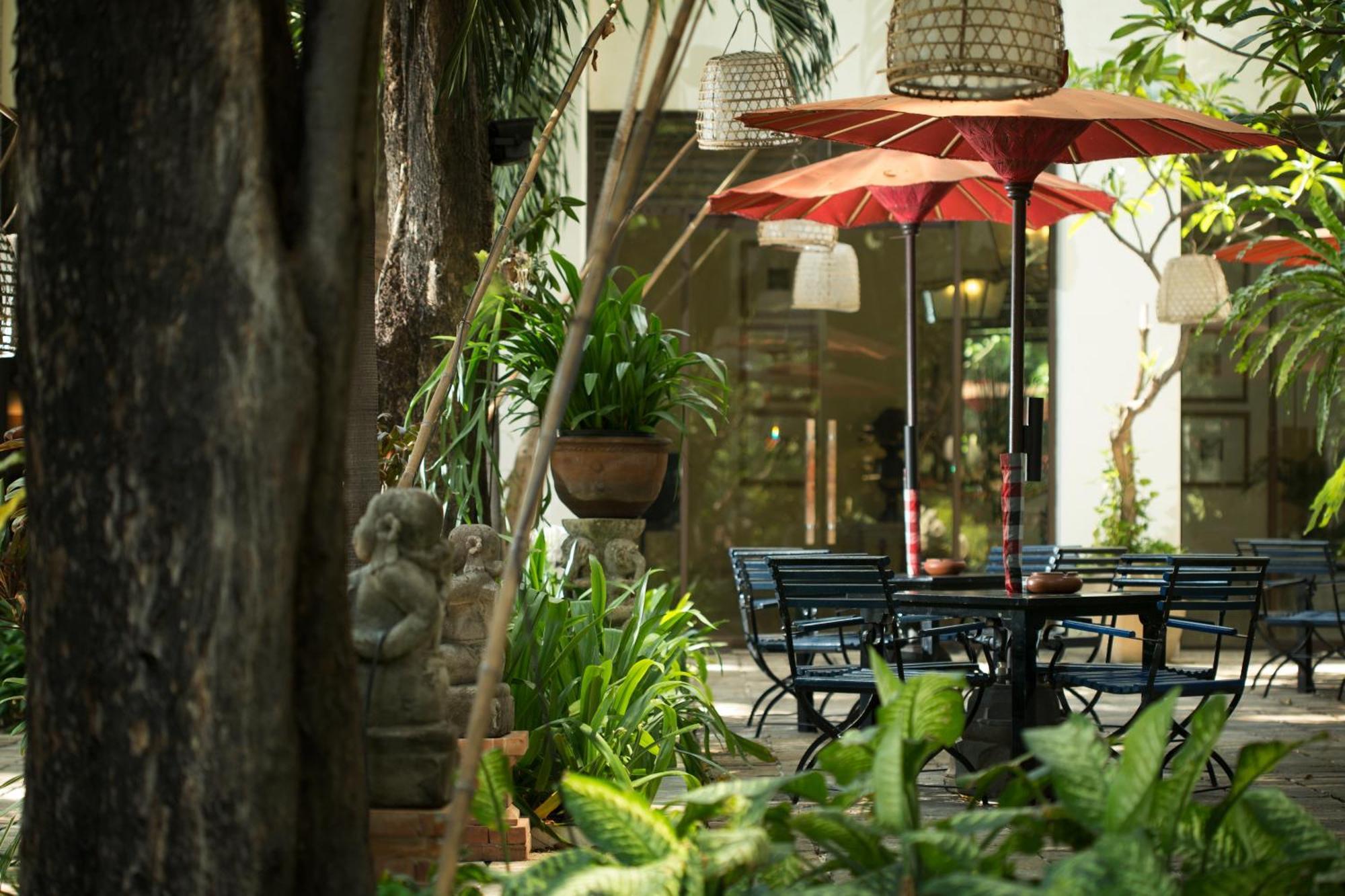 Bumi Surabaya City Resort Δωμάτιο φωτογραφία The courtyard at the restaurant