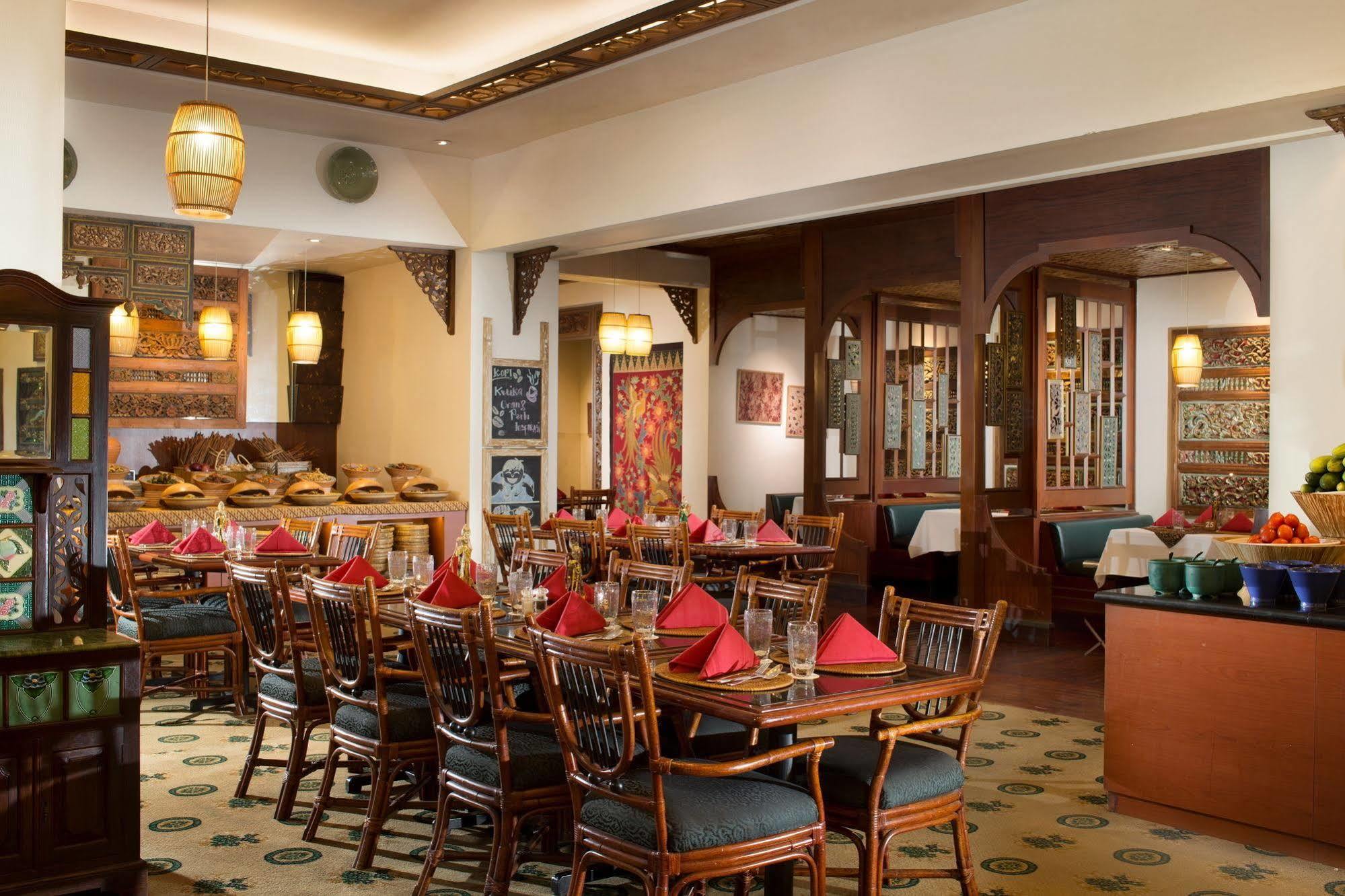 Bumi Surabaya City Resort Εξωτερικό φωτογραφία The interior of the restaurant