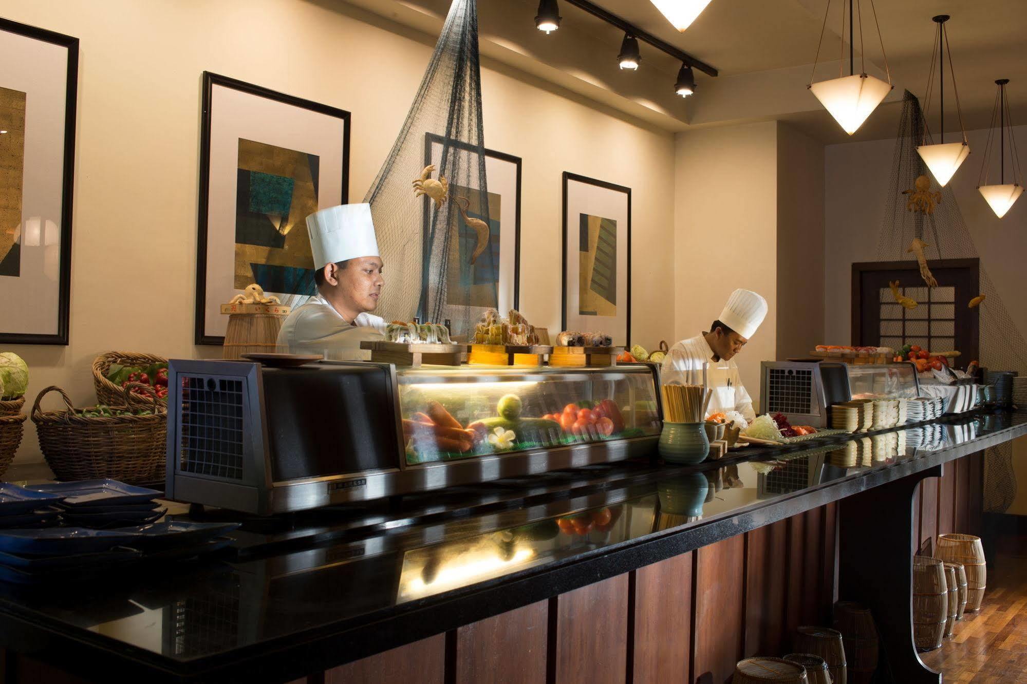 Bumi Surabaya City Resort Εξωτερικό φωτογραφία Sushi bar at the hotel
