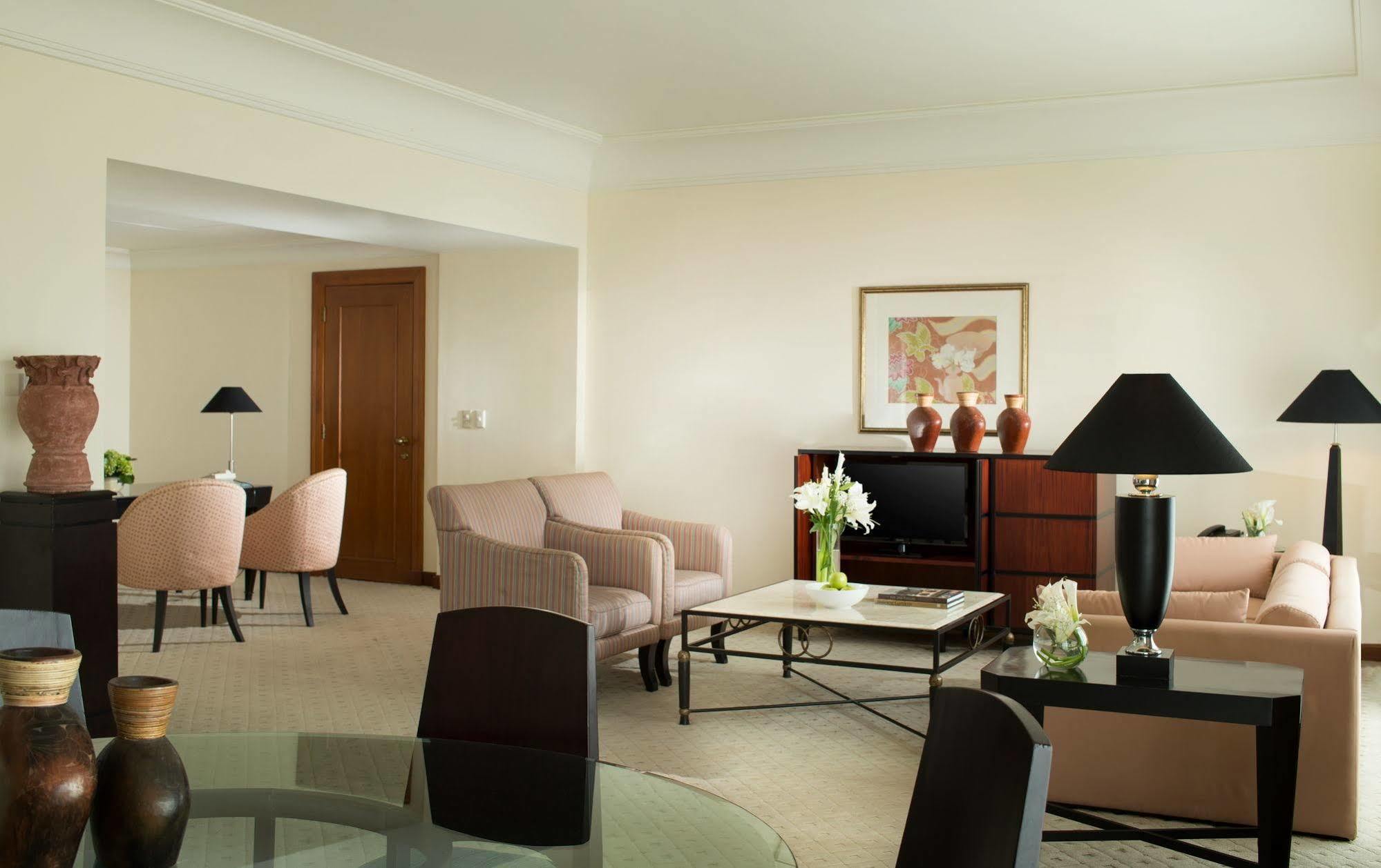 Bumi Surabaya City Resort Εξωτερικό φωτογραφία A living room in a suite at the Jumeirah Emirates Towers Hotel