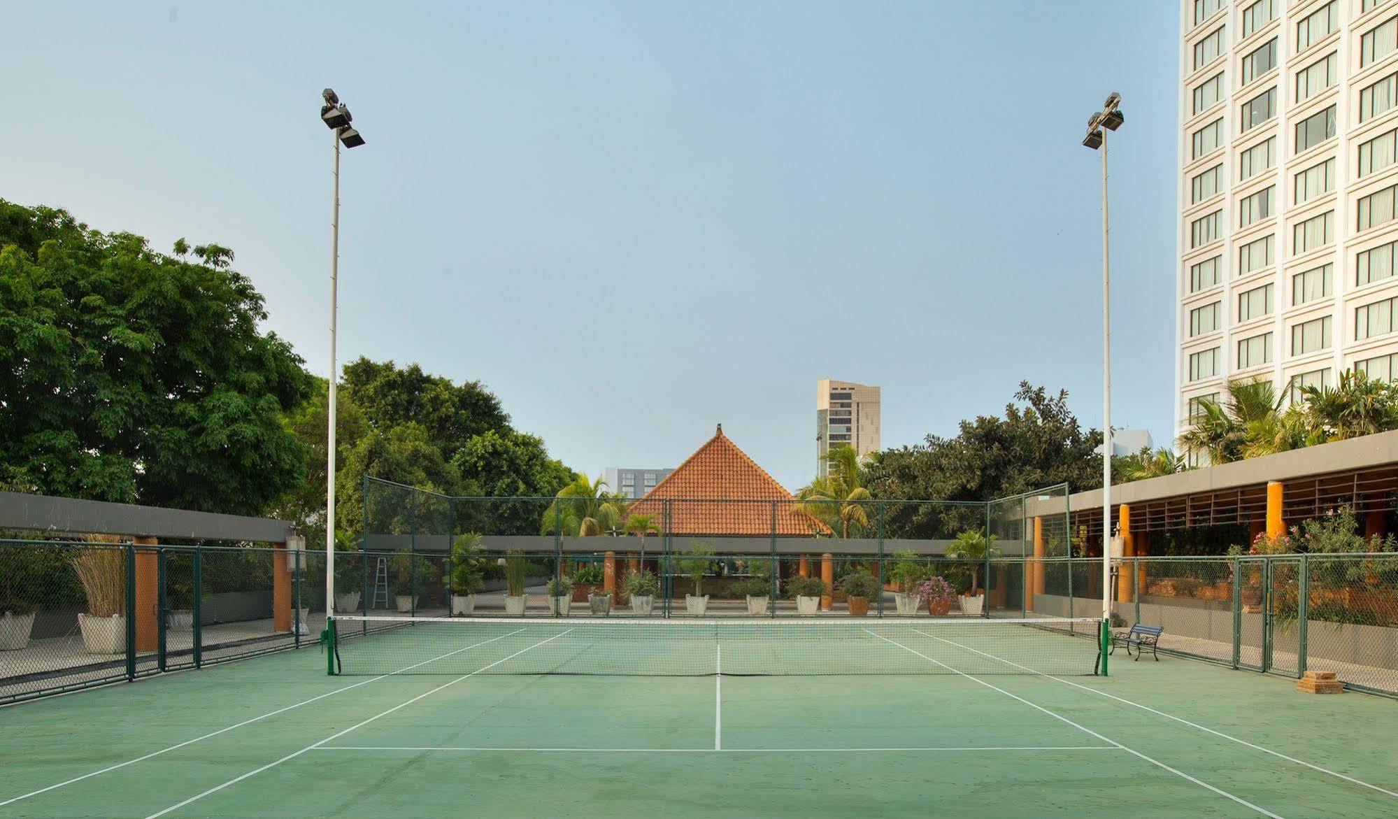 Bumi Surabaya City Resort Εξωτερικό φωτογραφία Tennis Courts